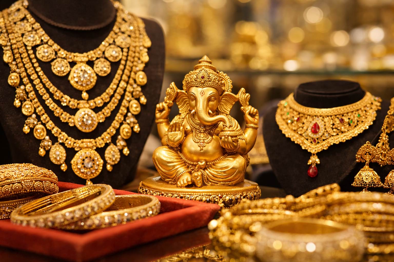 বাংলাদেশে আজ থেকে স্বর্ণের নতুন দাম কার্যকর হয়েছে